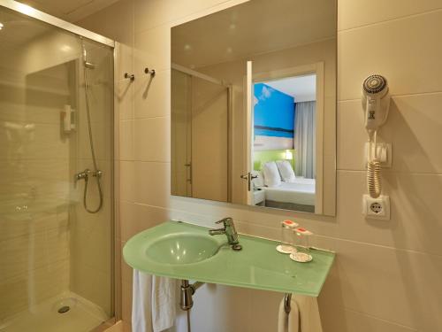 帕尔马海滩BQ Carmen Playa- Adults Only的一间带水槽、淋浴和镜子的浴室