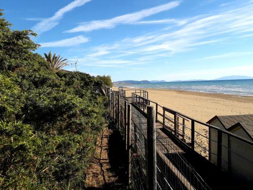 圣温琴佐Villa Biagi的沙滩上,有栅栏和海洋