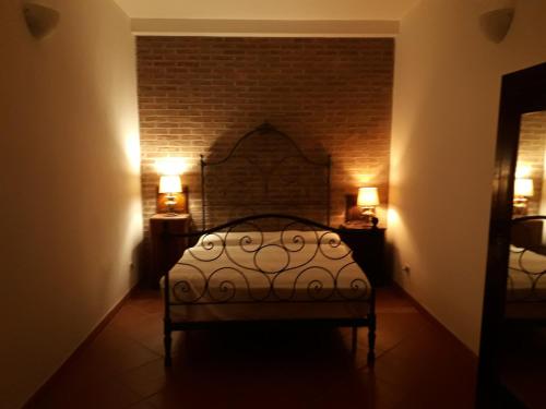 圣温琴佐Villa Biagi的一间卧室配有一张带两个灯的床