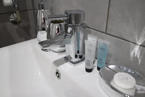 哈利法克斯Halifax House, Studio Apartment 214的浴室水槽配有2个牙刷和水龙头
