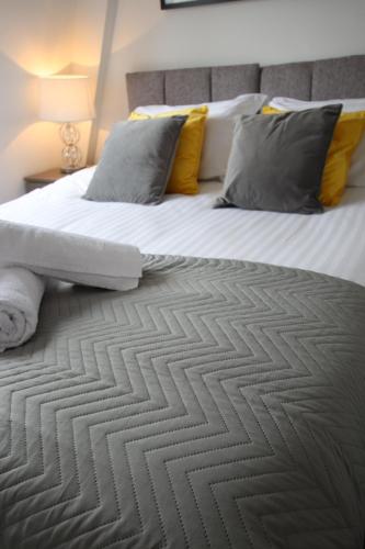 哈利法克斯Halifax House, Studio Apartment 214的一间卧室配有一张带黄色枕头的大床