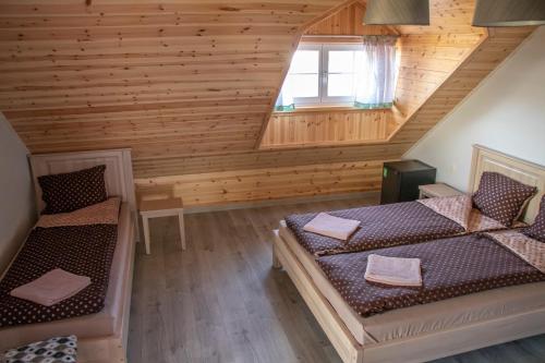 VainutasKaimo turizmo sodyba "Ąžuola"的阁楼间 - 带两张床和窗户