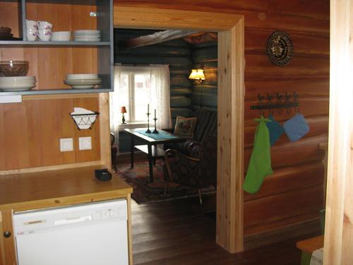 奥尔Gamlestugu hytte的厨房设有通往用餐室的门。