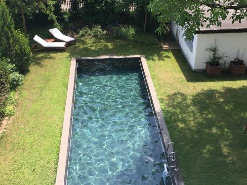 伯尔尼Habsburg B&B的享有庭院游泳池的顶部景色