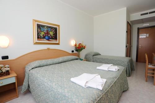 圣乔瓦尼·罗通多Hotel Garden的酒店客房,配有带毛巾的床