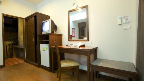 通萨拉Dreamville Koh Phangan的客房设有书桌、镜子和水槽