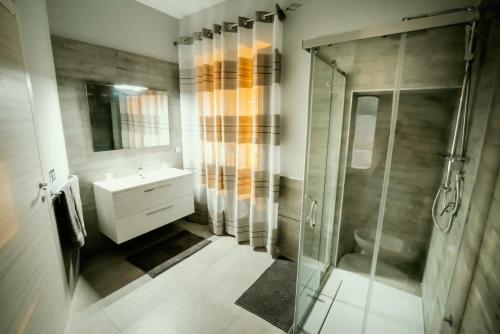 帕尔马迪蒙泰基亚罗Don Fabrizio rooms的一间带玻璃淋浴和水槽的浴室