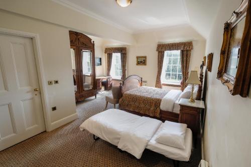 斯坦利比米什大厅乡村别墅BW精选酒店的一间卧室配有两张床和一张桌子