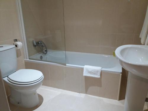 拉戈斯里奥马酒店的浴室配有卫生间、盥洗盆和淋浴。