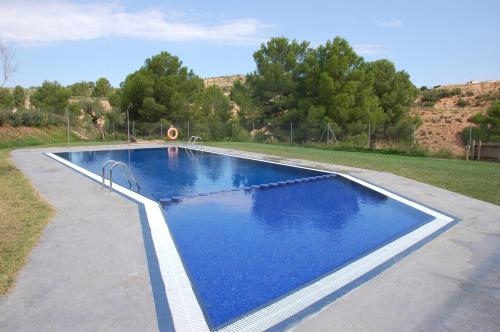 Bot特拉阿尔塔营地的庭院里的一个蓝色海水游泳池