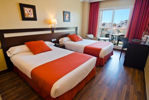 阿尔姆尼卡阿尔姆尼卡海湾酒店的酒店客房设有两张床和窗户。