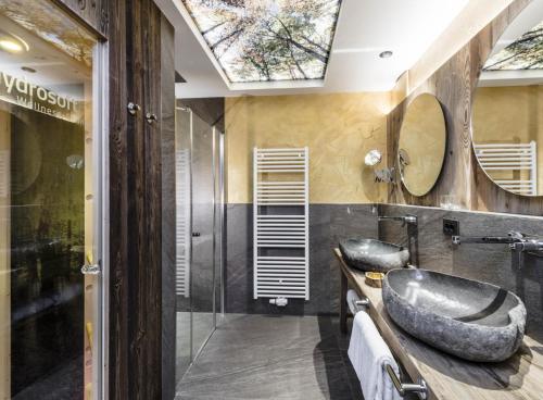 马莱斯韦诺斯塔蒂罗尔酒店的浴室设有2个水槽和镜子