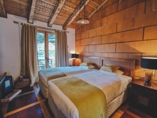 AldanaParador Austral Lodge的一间卧室设有一张大床和一个窗户。