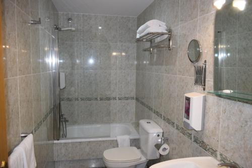 桑亨霍Apartamentos VIDA Versus的带浴缸、卫生间和盥洗盆的浴室