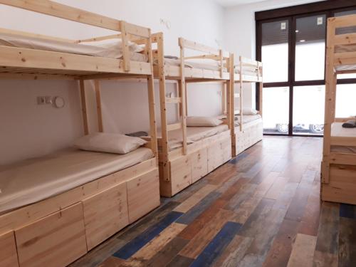 Hub Hostel Seville客房内的一张或多张双层床