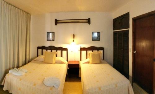 科苏梅尔科苏梅尔布拉瓦海岸酒店的一间酒店客房,房间内设有两张床