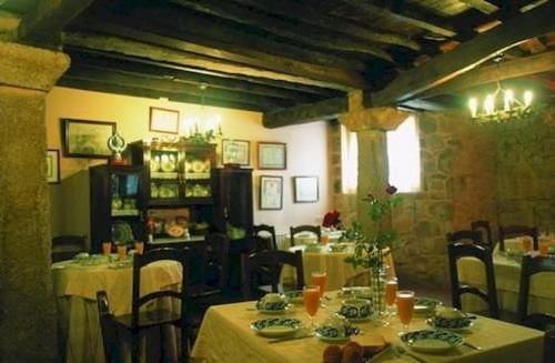 RibadumiaPazo Carrasqueira的一间在房间内配有桌椅的餐厅
