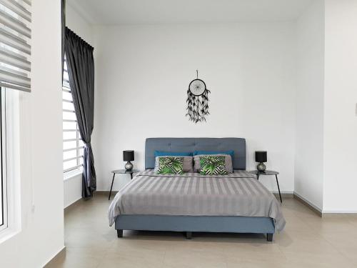 马六甲Urban Space的卧室配有蓝色的床,位于白色的墙壁上