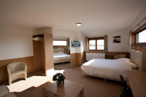 鲁瑟拉勒璨多尔酒店的配有一张床和一张书桌的酒店客房