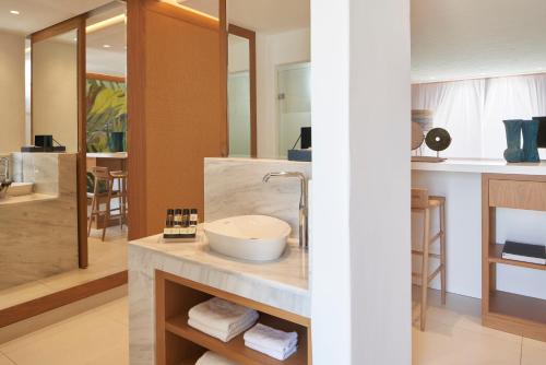 米克诺斯城Myconian Kyma, a Member of Design Hotels的一间带水槽和镜子的浴室