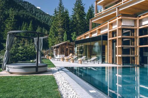 拉维拉Hotel Cristallo - Wellness Mountain Living的房屋旁带游泳池的房子