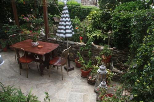 索佐波尔Family Hotel Emilia的庭院配有桌椅和植物