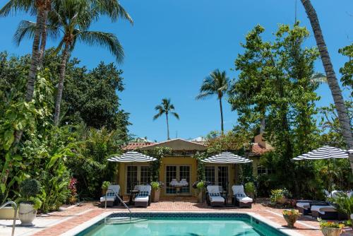 那不勒斯Hotel Escalante的一座别墅,设有游泳池和棕榈树