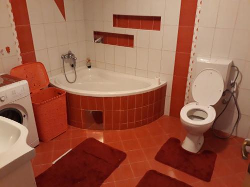 图兹拉Apartment AMRA的带浴缸、卫生间和盥洗盆的浴室