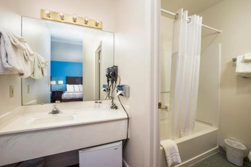 卡纳布艾肯斯旅馆的一间带水槽和镜子的浴室