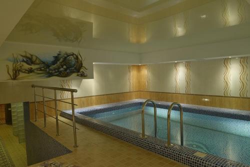 卡拉甘达祖穆拉特酒店的大楼内的大型游泳池