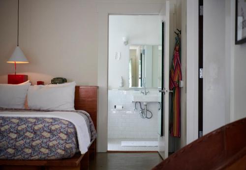 奥斯汀Hotel San Jose的一间卧室配有一张床,浴室设有水槽