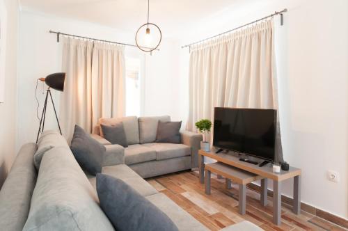 皮加迪卡Bill & Eva's precious jewel的带沙发和电视的客厅