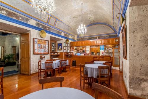 阿雷基帕卡索那索拉尔酒店的一间在房间内配有桌椅的餐厅