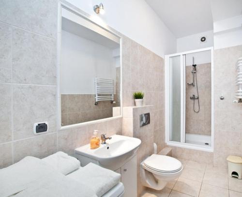 格但斯克老城区中心地带公寓的白色的浴室设有水槽和卫生间。