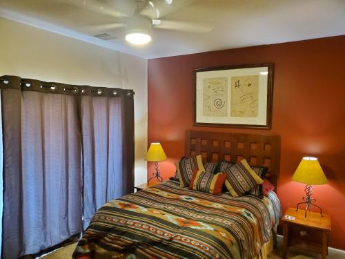 Red Rock Luxury客房内的一张或多张床位