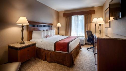 Best Western Denver Southwest客房内的一张或多张床位