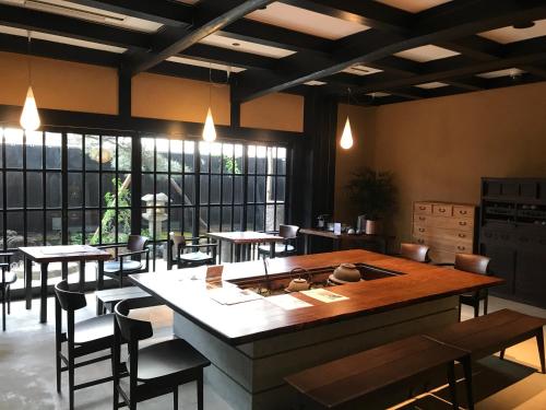 京都京町家樱花邸日式旅馆的餐厅设有桌椅和大窗户。