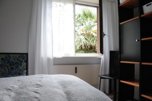 蓬泰特雷萨Acquachiara的卧室配有白色的床和窗户。