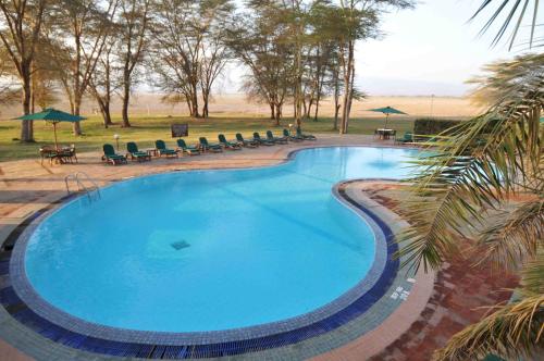 安博塞利安博塞利欧图凯旅舍的一个带椅子和遮阳伞的大型蓝色游泳池