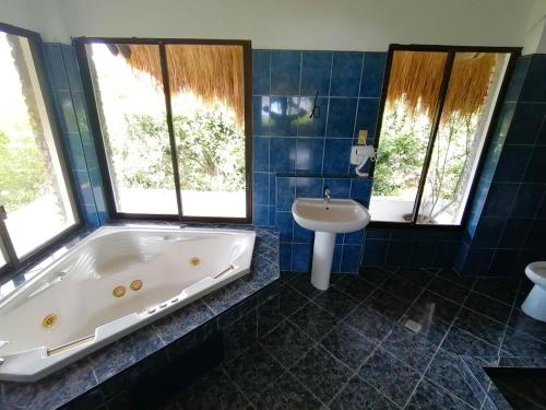 莫阿尔博阿蓝色兰花度假村的一间带大浴缸和水槽的浴室