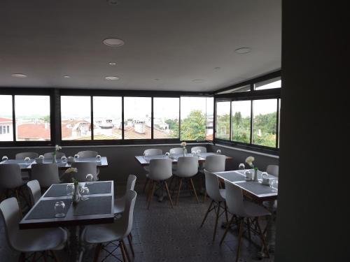 埃迪尔内ACR PALAS的用餐室设有桌椅和窗户。