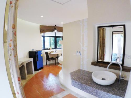 清莱ChiangRai Lake Hill的一间位于客房中间的带水槽的浴室