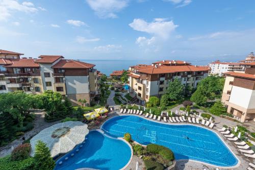 圣弗拉斯花园伊甸园大厦酒店的享有带游泳池的度假村的空中景致