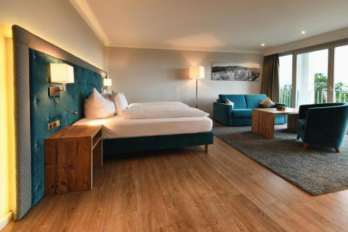 巴登-巴登里宾霍夫酒店的酒店客房设有床和客厅。