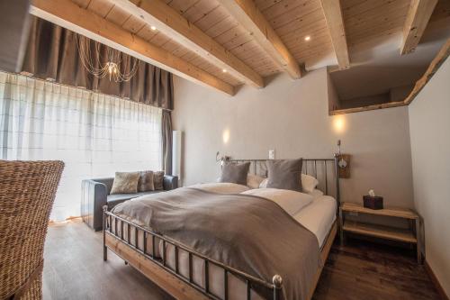 采尔马特阿尔朋洛基酒店的一间卧室设有一张大床和一个窗户。