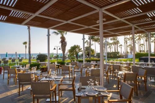 Leonardo Cypria Bay餐厅或其他用餐的地方