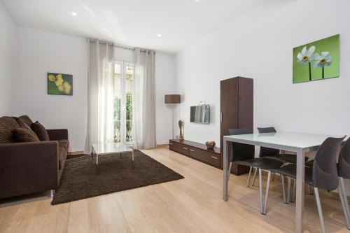 巴塞罗那格兰大道费萨租赁公寓的客厅配有白色的桌子和椅子