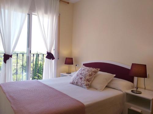 拉梅特拉·德·玛尔Apartamento exterior en La Ametlla de Mar的一间卧室设有一张床和一个大窗户