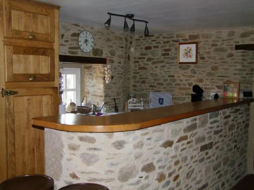 康卡勒L'Tas De Cailloux的厨房配有柜台和墙上的时钟