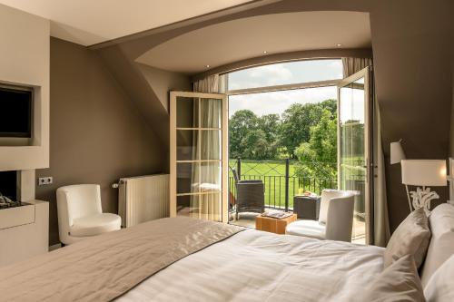韦斯特布罗克Van der Valk Hotel Groningen-Westerbroek的一间卧室设有一张床和一个大窗户